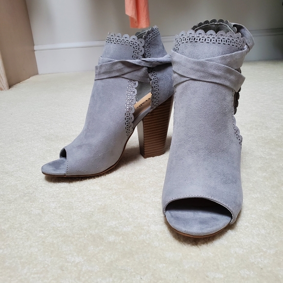 JustFab Gray Sandals - Picture 3 of 6
